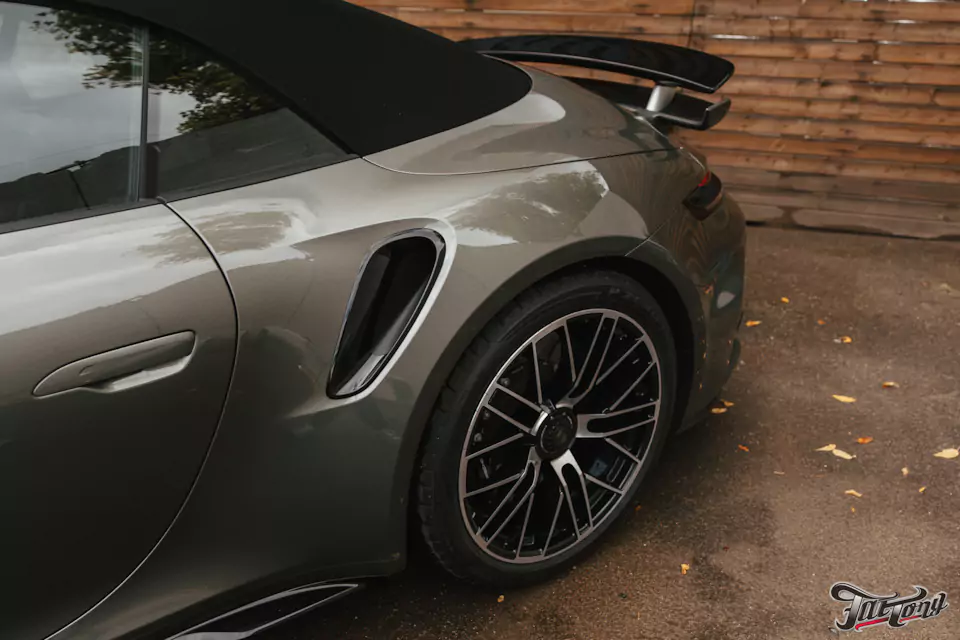 Забронировали Porsche 911 (992) Turbo S Cabriolet прозрачным глянцевым полиуретаном, защитили глянец в салоне, обработали кожу керамикой и обработали мягкую крышу